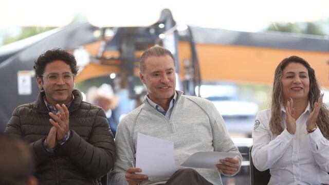 Quirino Ordaz les cumplió al grupo de estudiantes quienes le pidieron una escuela secundaria hace una semana.