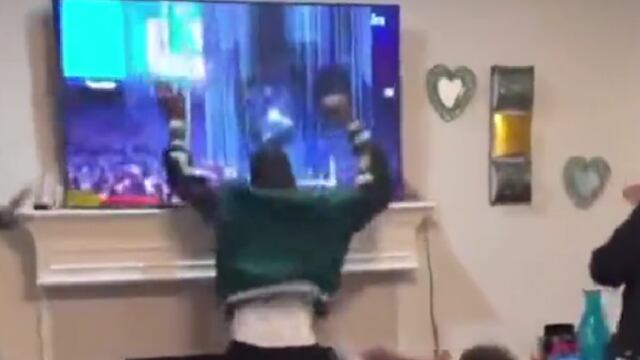 Aficionado de los Eagles rompió su televisión