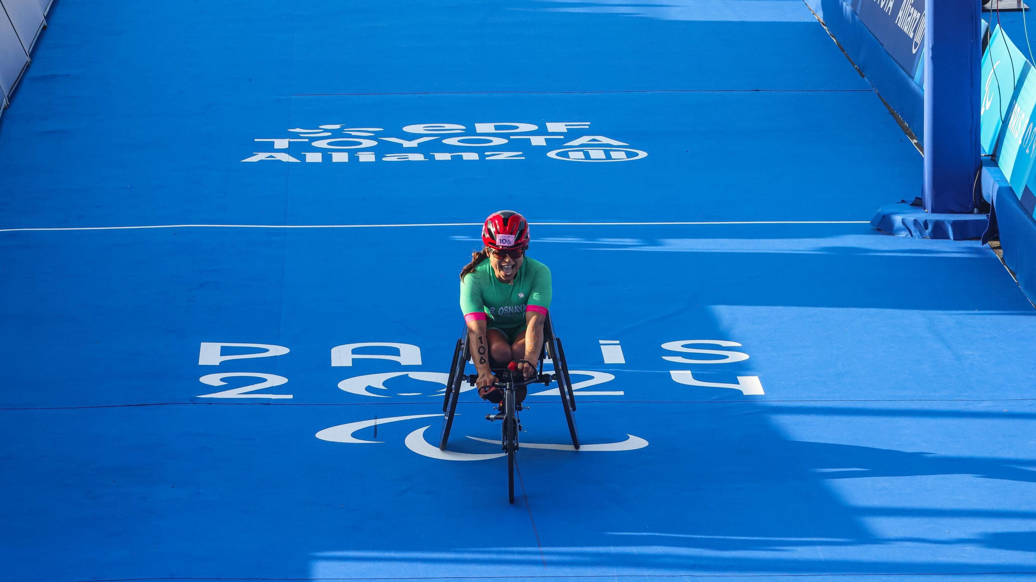 Atleta mexicana propone matrimonio después de competir en los Juegos Paralímpicos París 2024