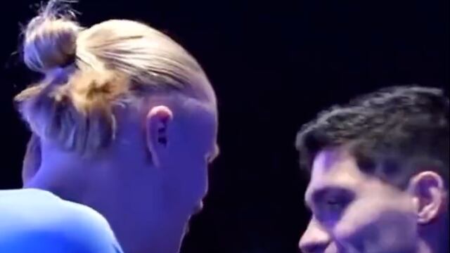 Erling Haaland con Raúl Jiménez