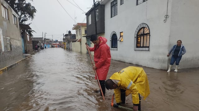 Bomberos y Protección Civil trabajan en desazolve en las calles de Ixtapaluca