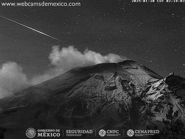 pasa estrella fugaz sobre Volcán Popocatépetl