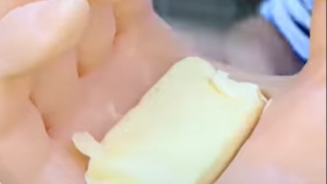 El invento Cob Quicky es una mano que unta mantequilla