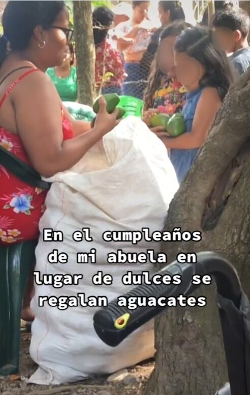 Regalan aguacates en vez de dulces en fiesta de cumpleaños de una abuelita