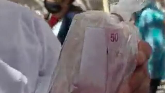 Asistentes a mitin de Morena recibieron un desayuno con billetes de 50 pesos