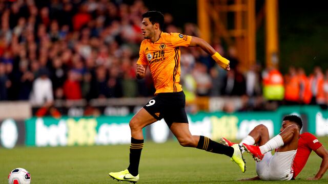 Raúl Jiménez en acción durante el Manchester United contra Wolves.
