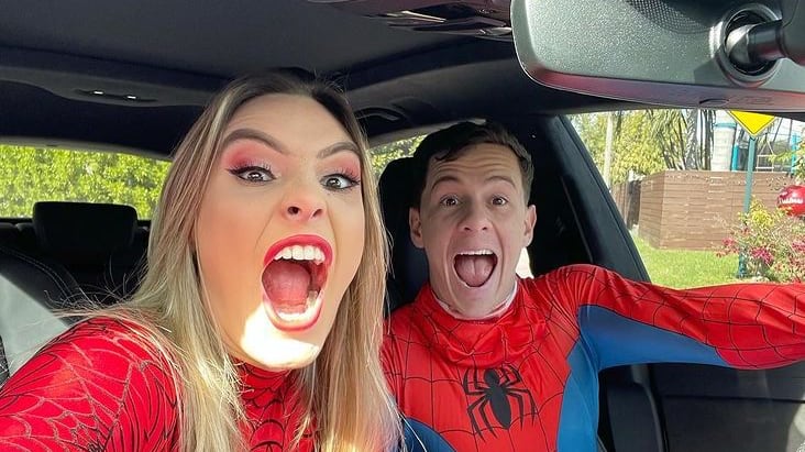 Lele Pons y Guaynaa se disfrazan de Spider-Man para ver la nueva película
