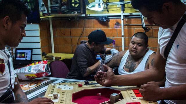 Los menores de edad que deseen realizarse tatuajes o perforaciones deberán ser acompañados por alguno de los padres.