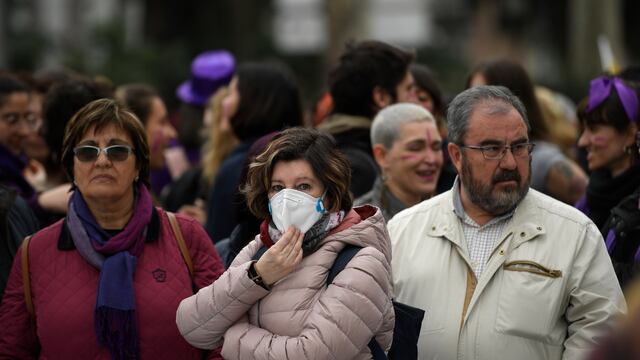 Una mujer con cubrebocas participa en una manifestación por el Día Internacional de la Mujer en Madrid.