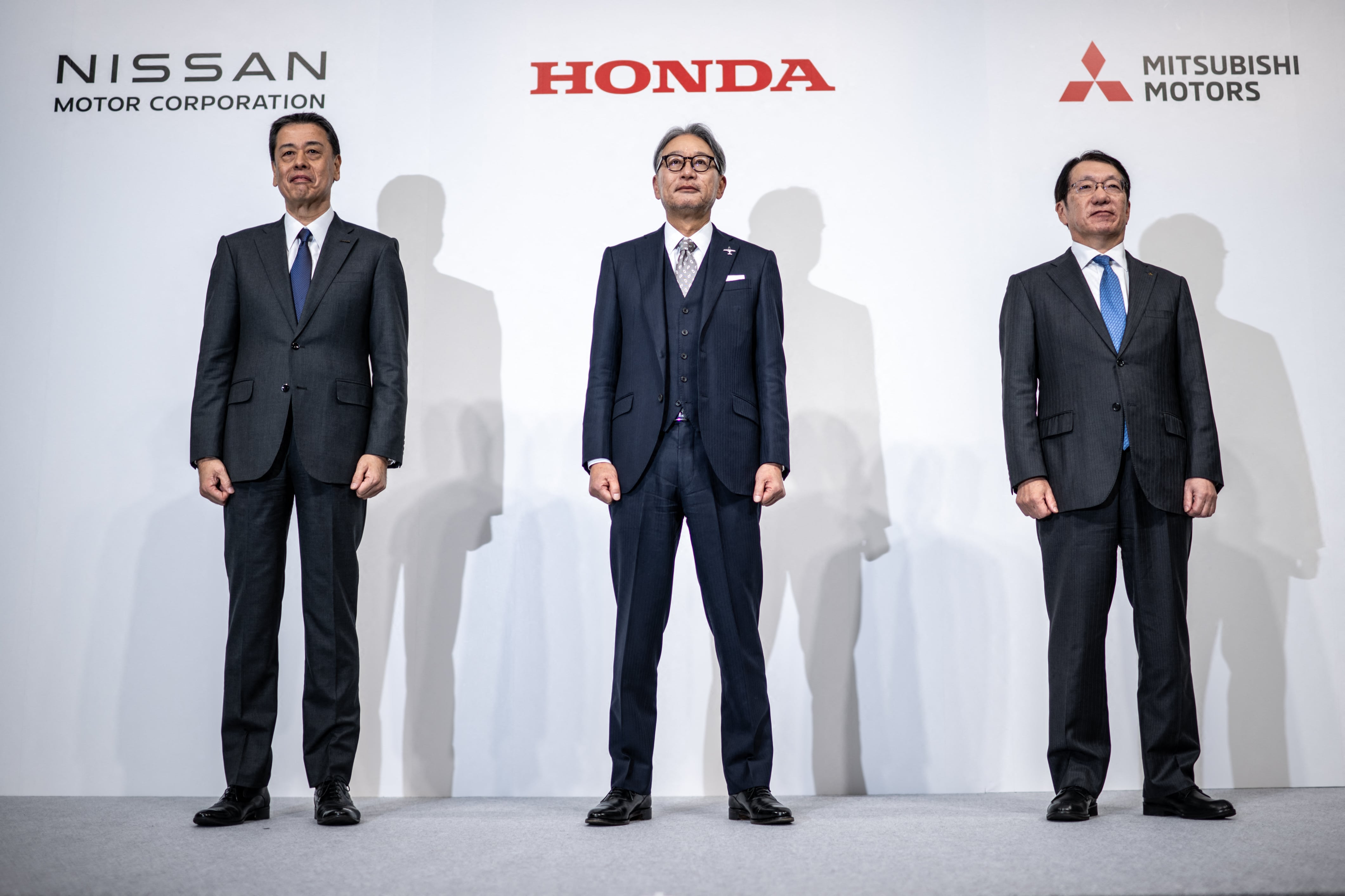 Makoto Uchida, Presidente y CEO de Nissan y Toshihiro Mibe, Presidente y Oficial Ejecutivo de Honda, y Takao Kato, Presidente y CEO de Mitsubishi Motors