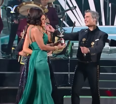 Alejandro Fernández de coqueto en Viña del Mar 2023.