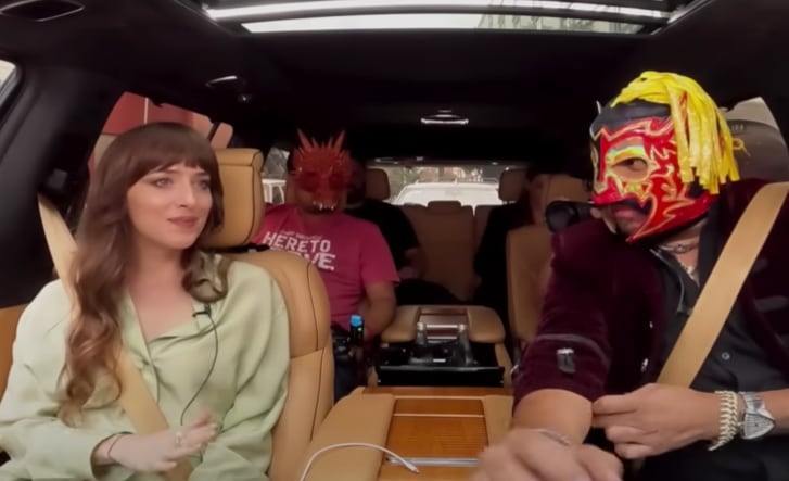 Dakota Johnson con el escorpión Dorado