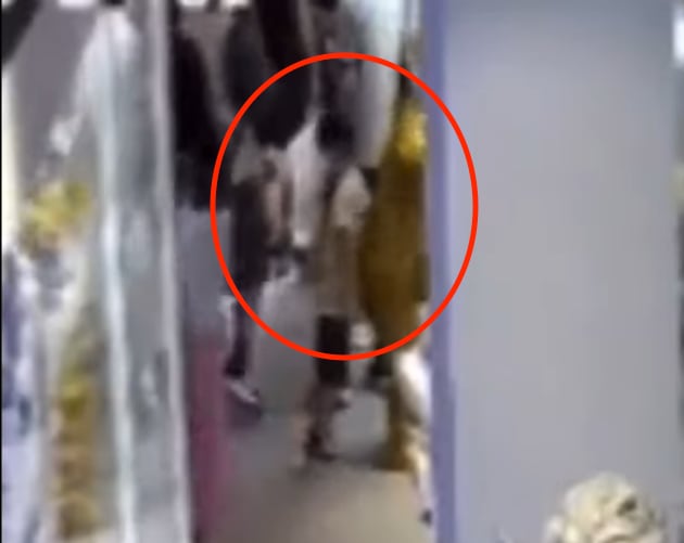 Niño recargado en el teletubbie