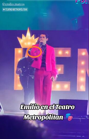 Emilio Osorio con pin de seguridad en su traje rosa, en show de Wendy Guevara.