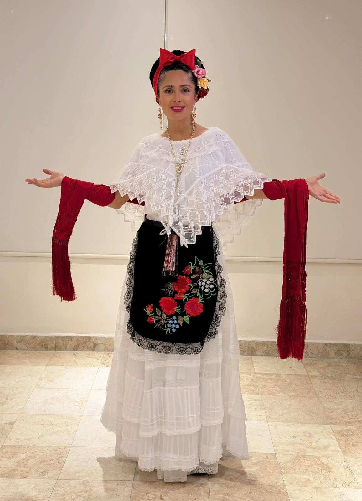 Rocío Nahle comparte foto con Salma Hayek y agradece promoción cultural de México