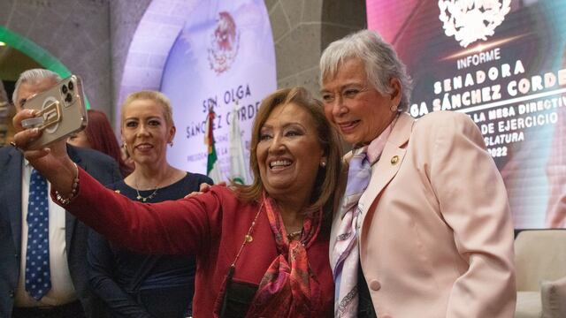 Lorena Cuéllar Cisneros, gobernadora de Tlaxcala, se toma una selfie con Olga Sánchez Cordero