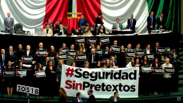 Diputados del PAN toman tribuna.