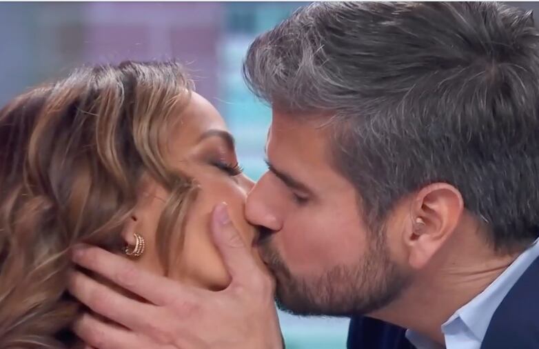 Adamari López y Daniel Arenas se dan un beso de telenovela