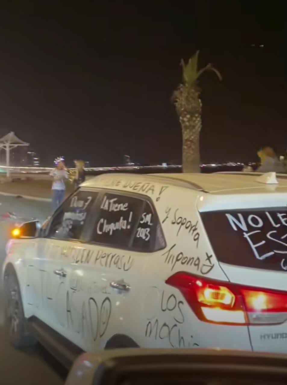 Le pintan sus verdades en la camioneta