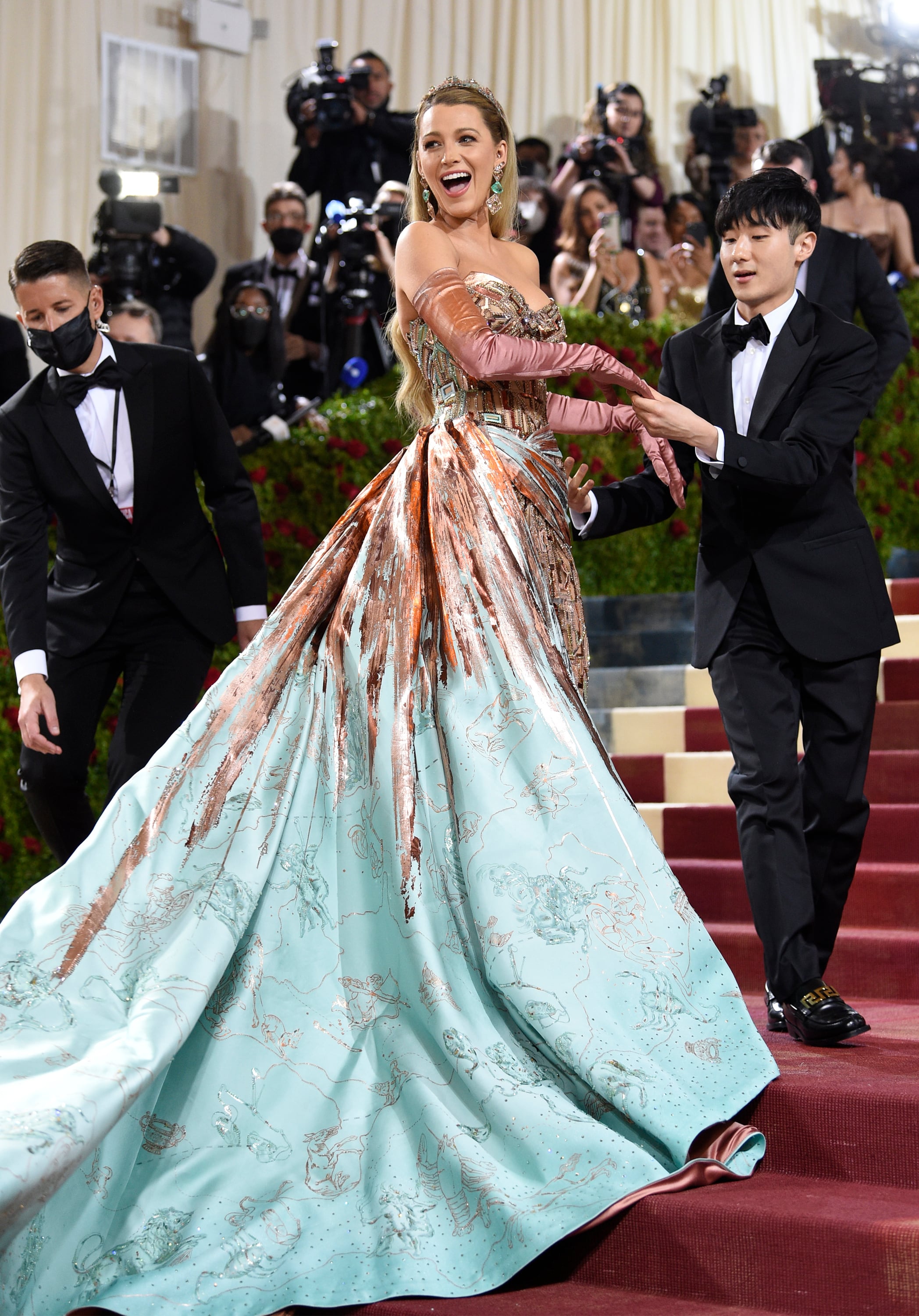 Blake Lively cambió el tono de su vestido durante la alfombra roja