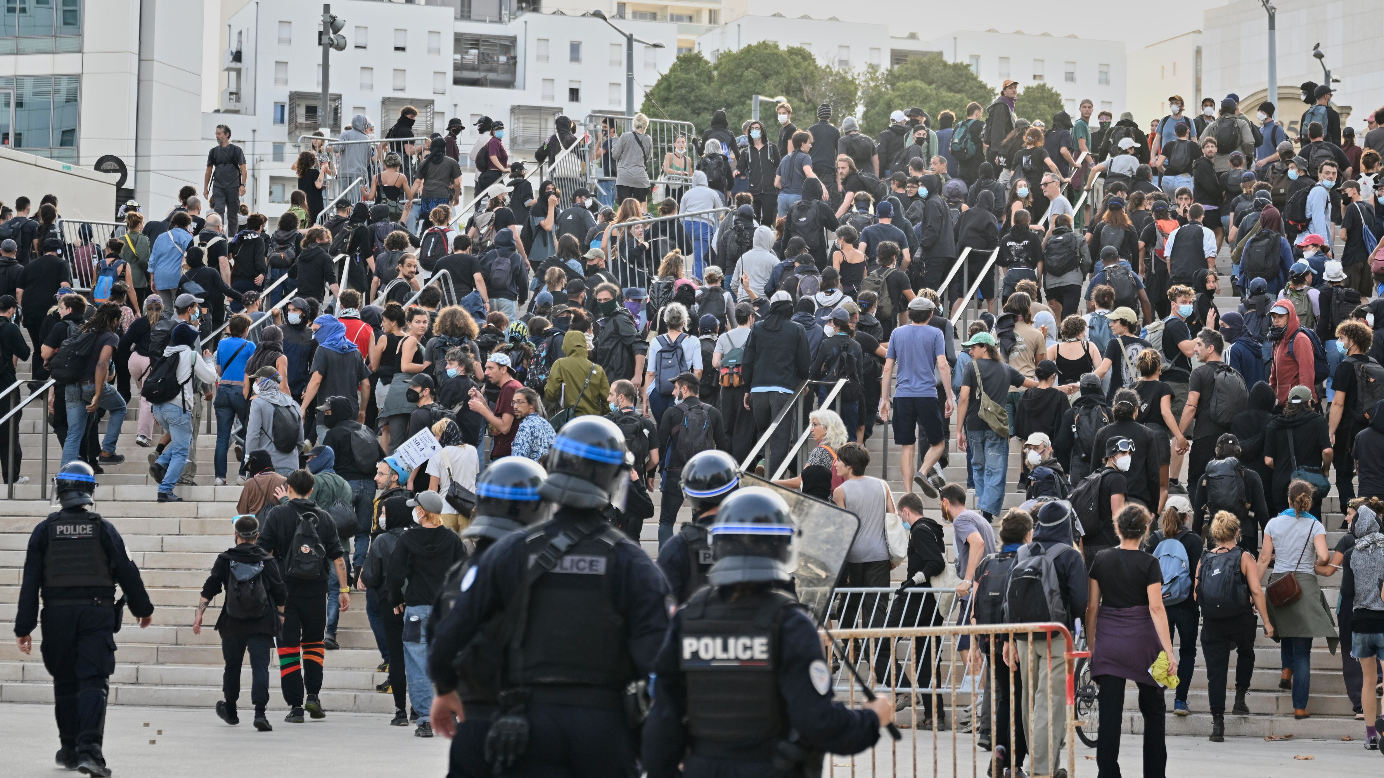 Protestas violentas en Francia contra política de austeridad de Emmanuel Macron