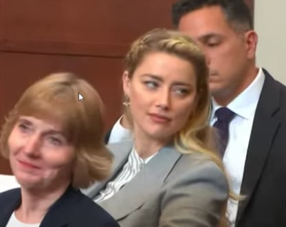 Amber Heard escuchando a Camille Vasquez