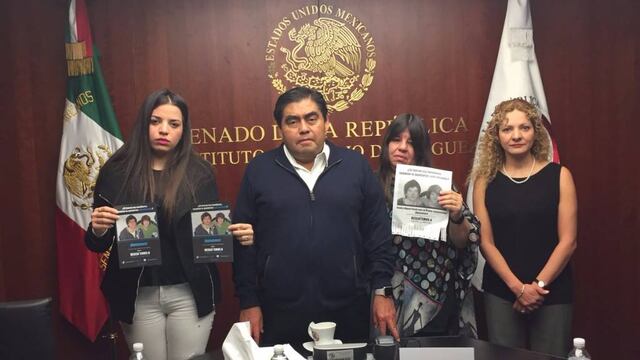 Miguel Barbosa con familiares de plagiados