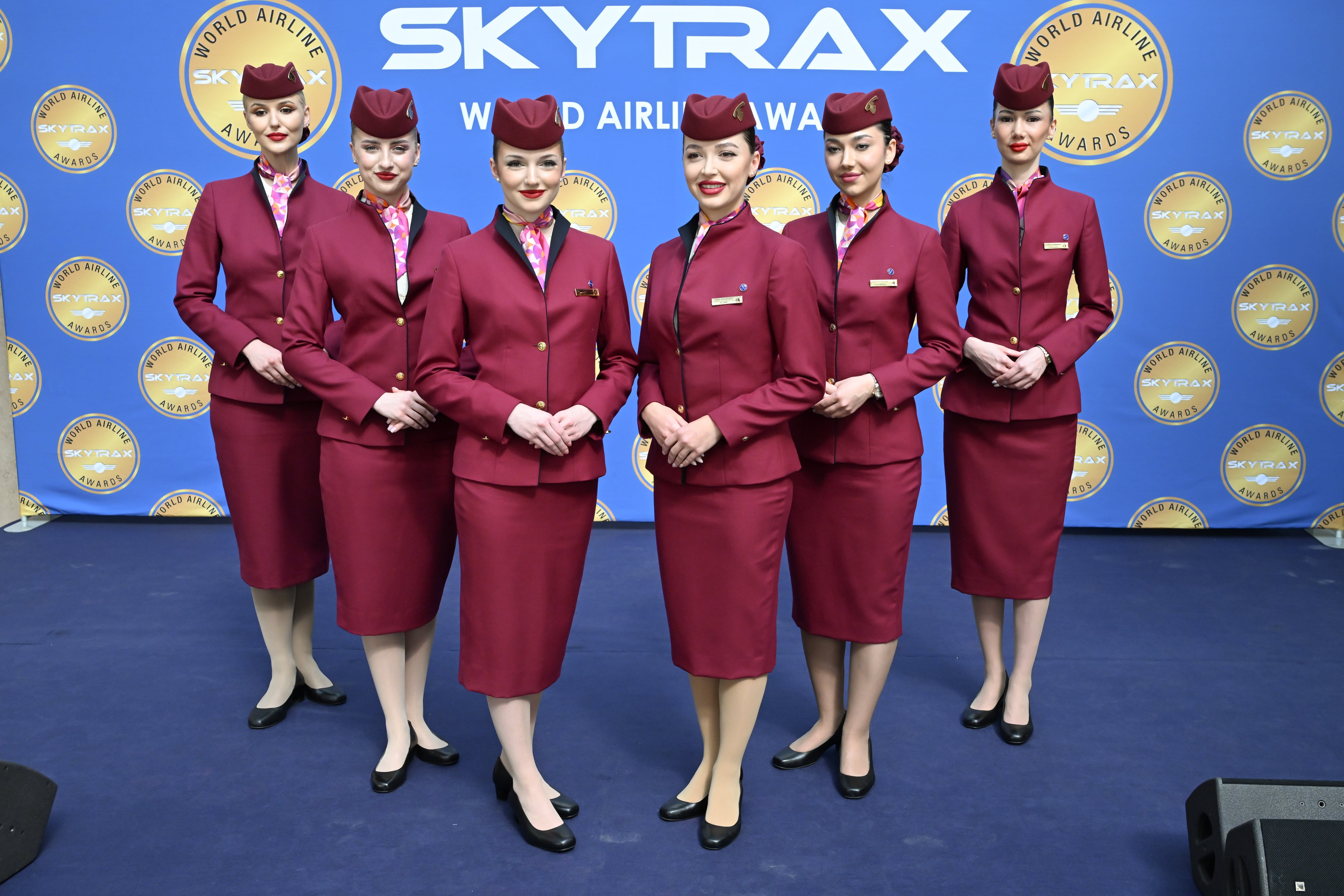Tripulación de Qatar Airways quienes ganaron como la mejor aerolínea del mundo en 2025