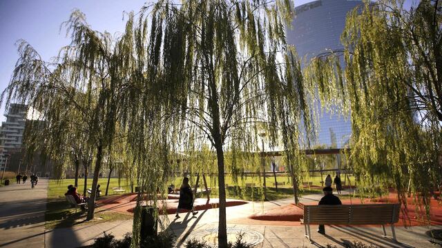 Personas disfrutan del parque Biblioteca de árboles en Milán, Italia.
