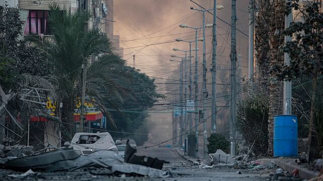 Escombros en una calle tras los ataques aéreos israelíes en el norte de la Franja de Gaza