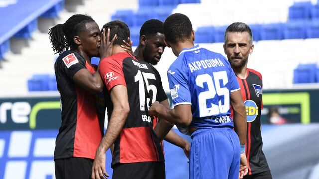 Dedryck Boyata besa a compañero