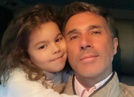 Sergio Mayer y su nieta Mila.