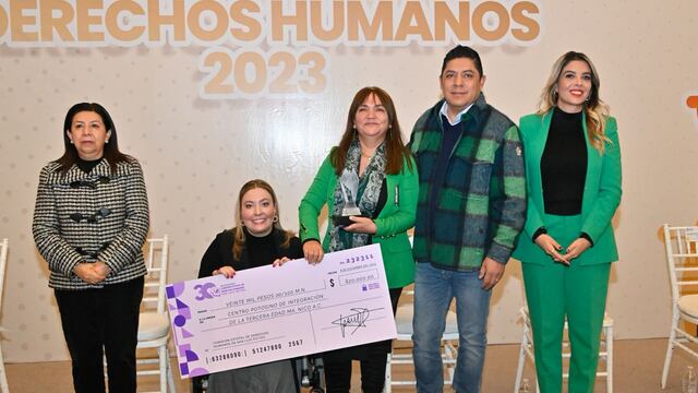 Ricardo Gallardo entrega premio estatal de derechos humanos