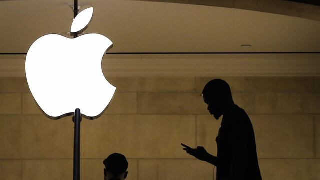 El logotipo de Apple en una de sus tiendas oficiales.