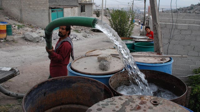 Pipa de agua ante escasez de agua en Ecatepec por obras de reparación.