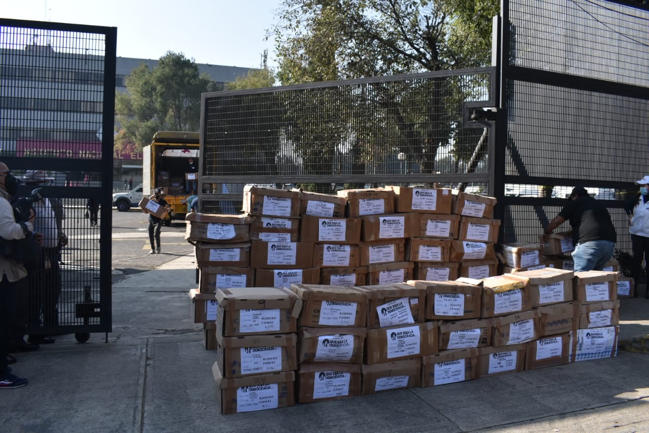 Cajas con firmas entregadas al INE