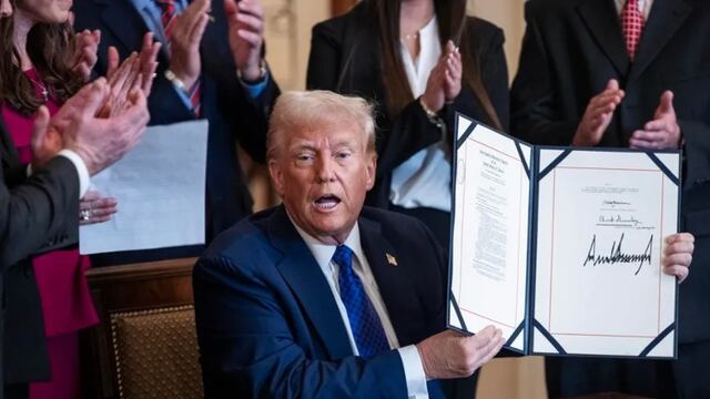 Donald Trump firma Ley Laken Riley