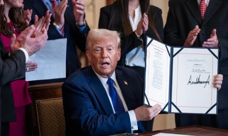 Donald Trump firma Ley Laken Riley