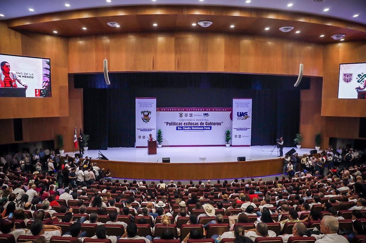 Claudia imparte conferencia ante más de 5 mil morenistas del estado Sinaloa.