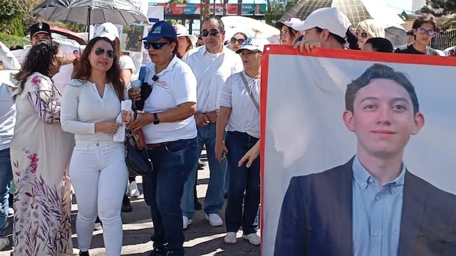 Mamá de Carlos Emilio en protesta pacífica