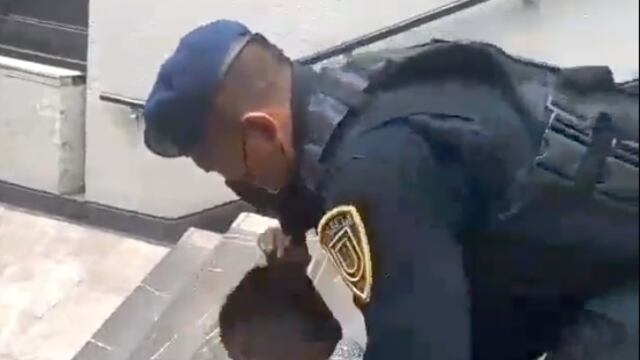 Policía de la CDMX agrede a usuario del Metro
