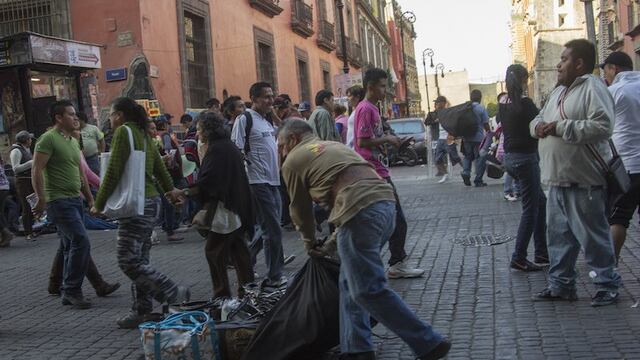Ambulante en la calle de Moneda. Foto: Enrique Ordóñez/Cuartoscuro