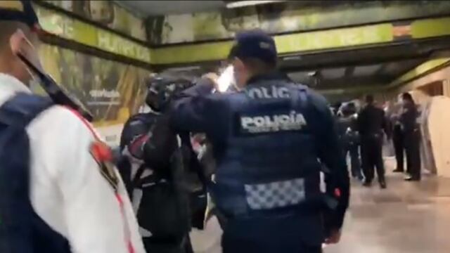 Policías agreden a varios reporteros en Metro CDMX