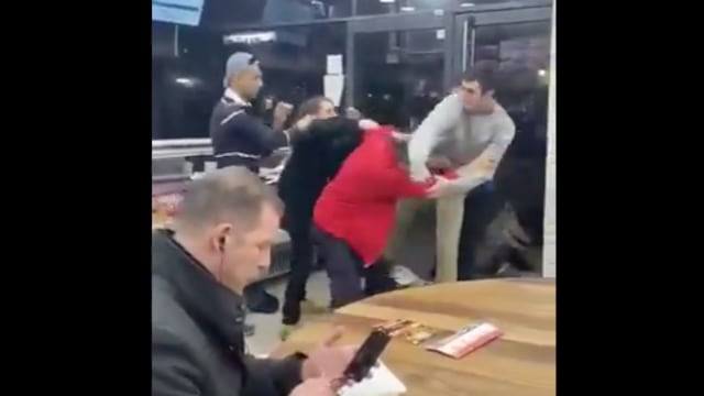 Chris Hill ni siquiera se inmutó con los golpes.