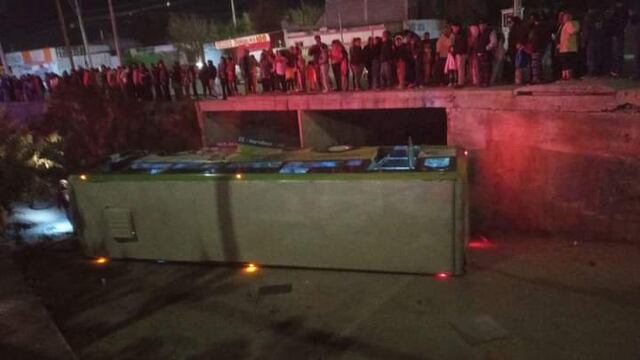 Un camión con pasajeros cayó a un arroyo en Escobedo, Nuevo León