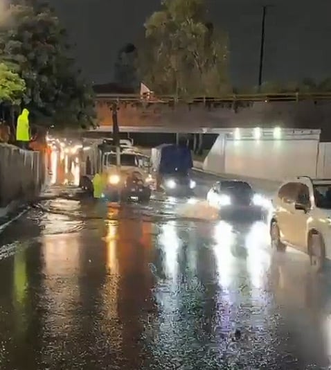Lluvia en CDMX provoca encharcamientos y caos vial en Calzada Vallejo