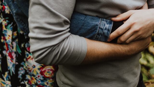Pareja abrazándose