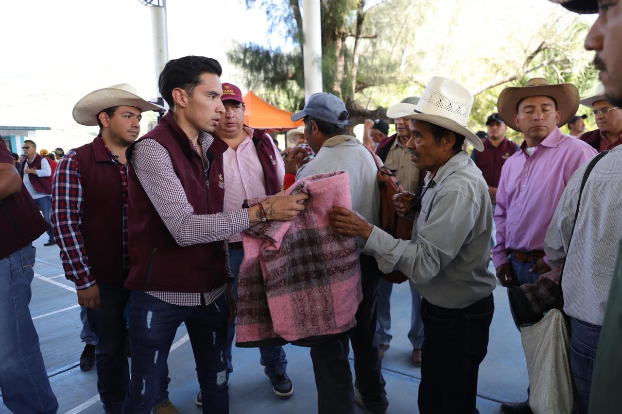 Julio Menchaca supervisa los trabajos de reapertura de la carretera Tenango–San Bartolo–Huehuetla
