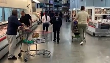 Sandra Cuevas sale de compras con guaruras