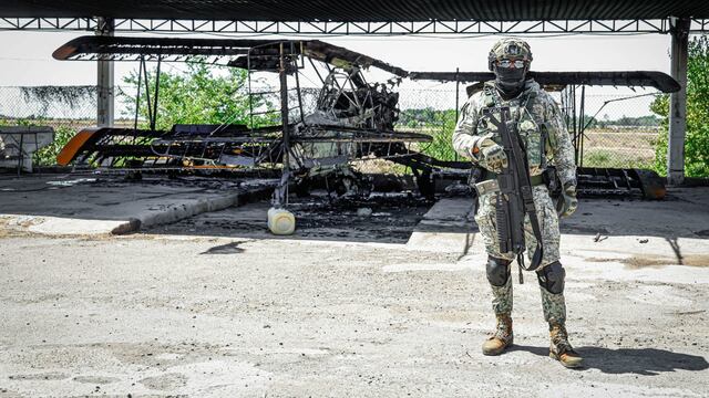 Una avioneta Stearman de la Segunda Guerra Mundial fue destruida tras un ataque registrado la tarde de este jueves en la pista La Luna, ubicada en la sindicatura de Villa Juárez, Navolato.